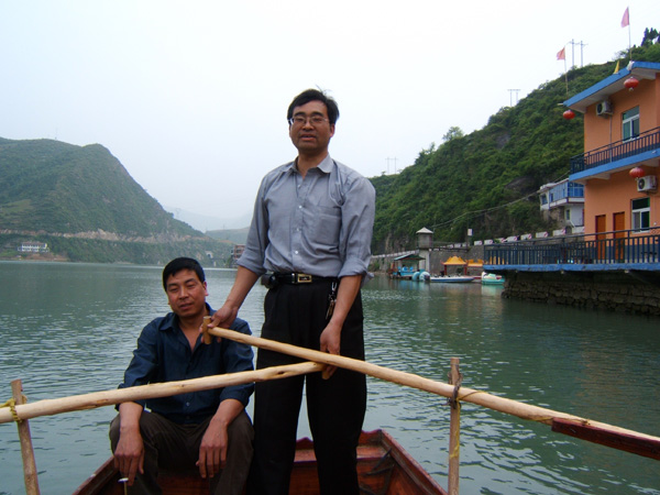 2005年5月1日刘贵棠（右一）张甘溪冷水河渡口采访船工.JPG