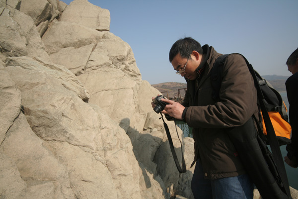 2010年1月1日刘贵棠在湖北省郧县采集纤夫石资料.JPG