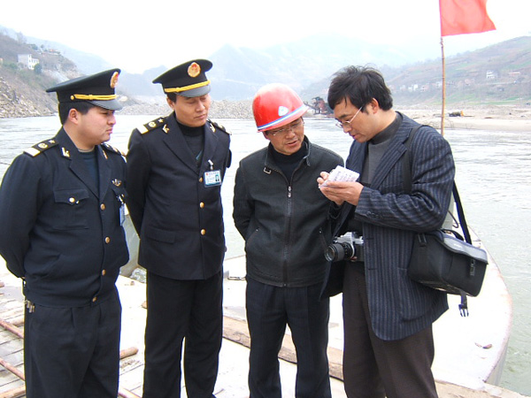 2005年5月1日刘贵棠（右一）在旬阳县汉江流域构元境内海事局资料采访.JPG